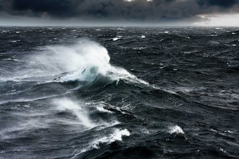 海面上被风暴吹起强烈的波浪