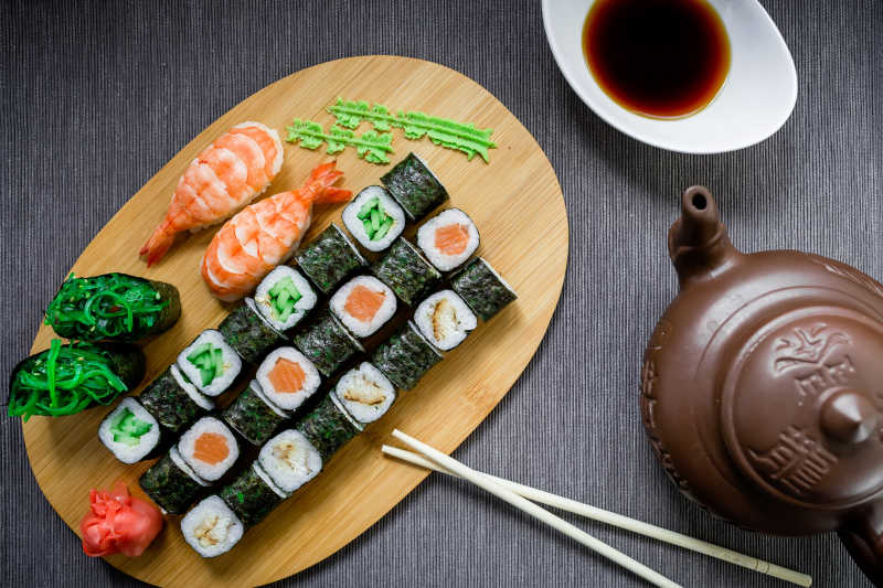 灰色的桌布上日本寿司卷酱油和筷子