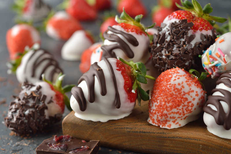 砧板上草莓覆盖着巧克力