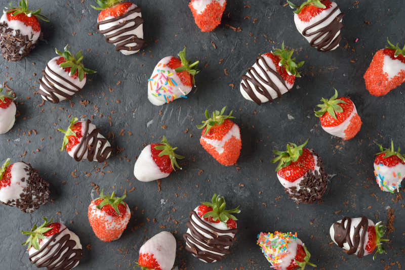 草莓覆盖着不同的巧克力