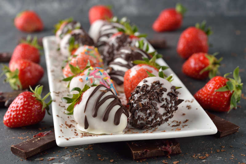 盘子里草莓包裹着巧克力