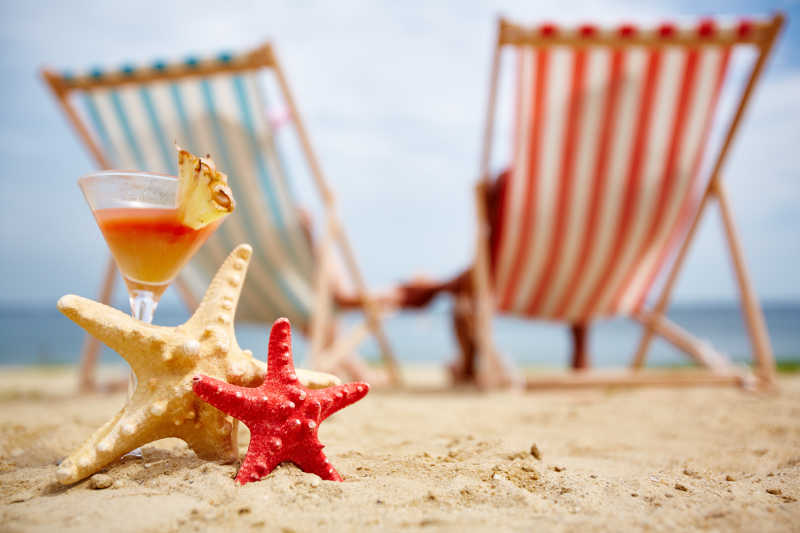 海滩上的沙滩椅海星鸡尾酒