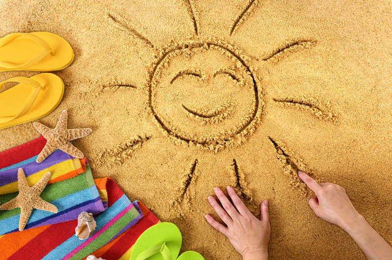 夏季海滩手绘微笑的太阳