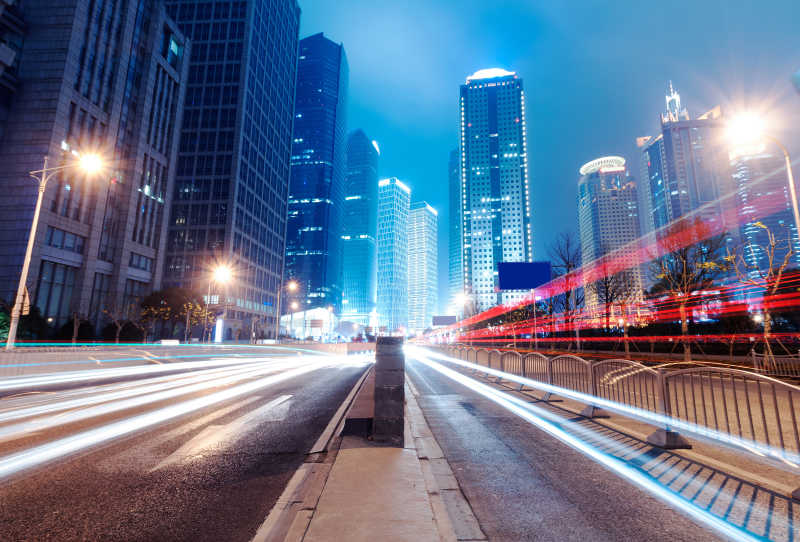 中国上海的现代建筑下的霓虹灯