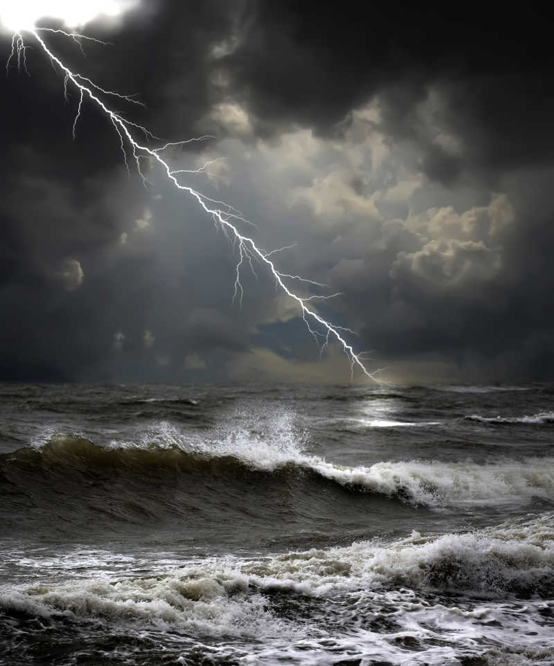 海面上强大风暴与闪电