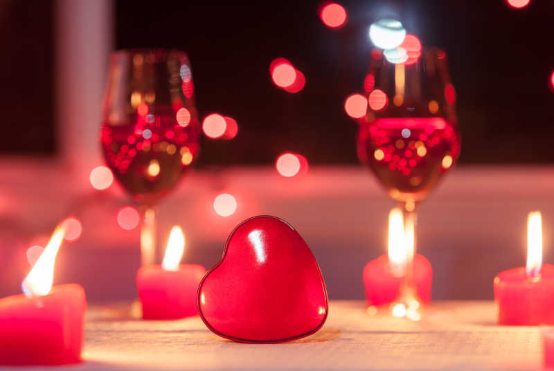 浪漫的约会之夜红心蜡烛与红酒