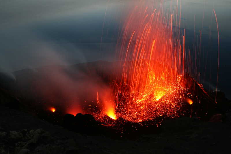 斯特龙博利火山喷发瞬间