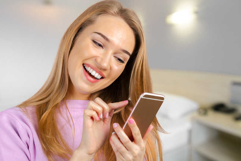 女人开心的使用智能手机