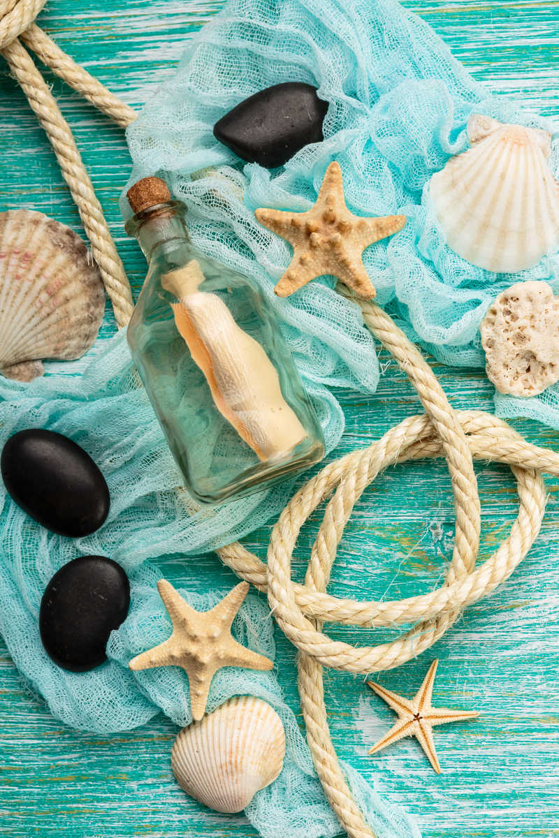 木板上的海贝壳海星麻绳和漂流瓶