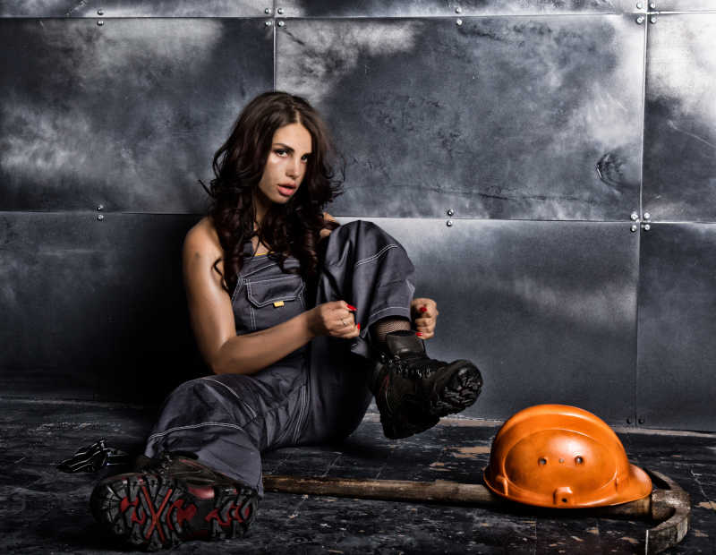 坐在地上的美丽性感的女矿工