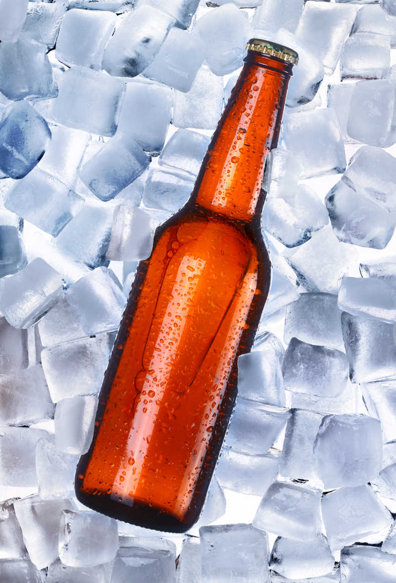 冰块上的褐色啤酒啤酒瓶