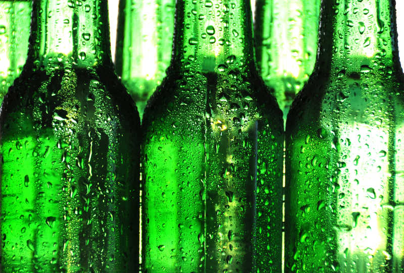 绿色瓶子的啤酒
