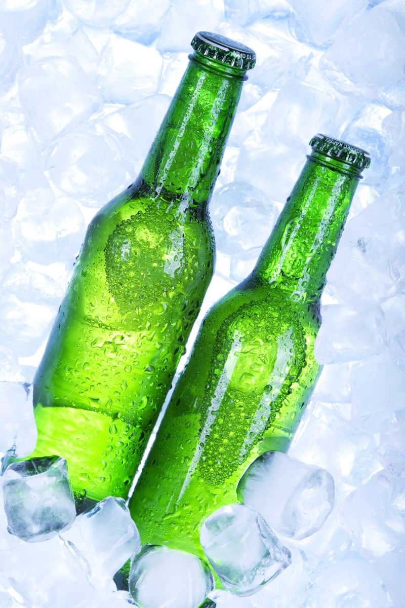 两瓶啤酒在白色冰块上