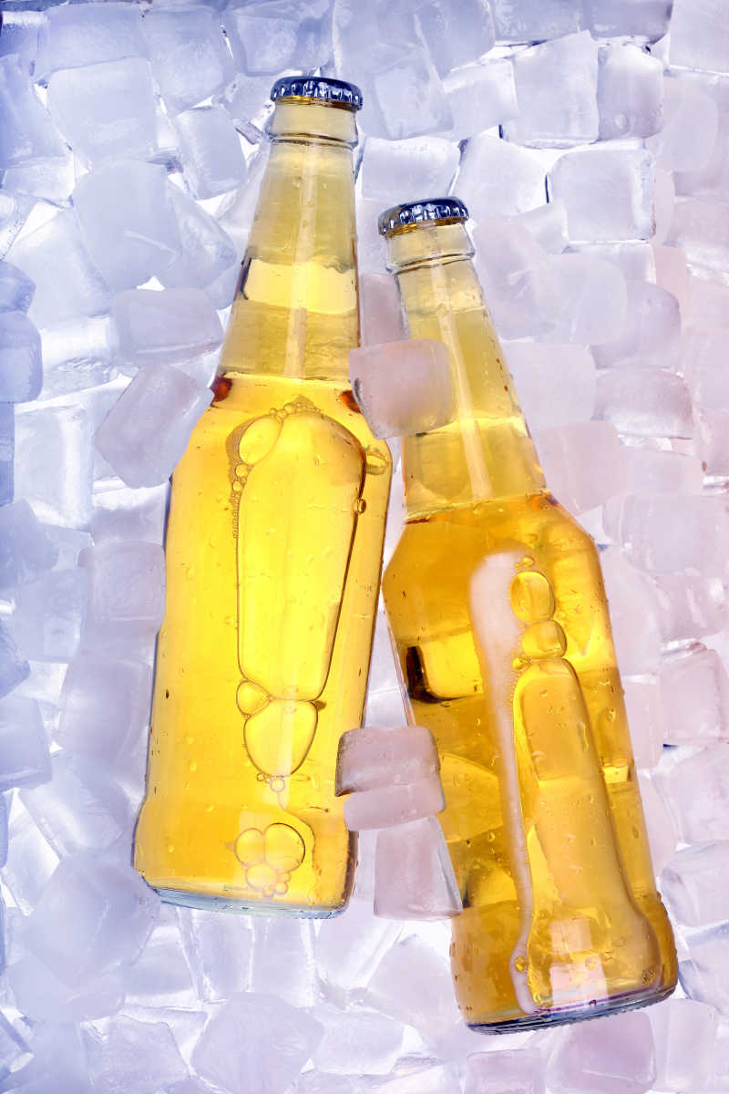 冰块上的两瓶啤酒