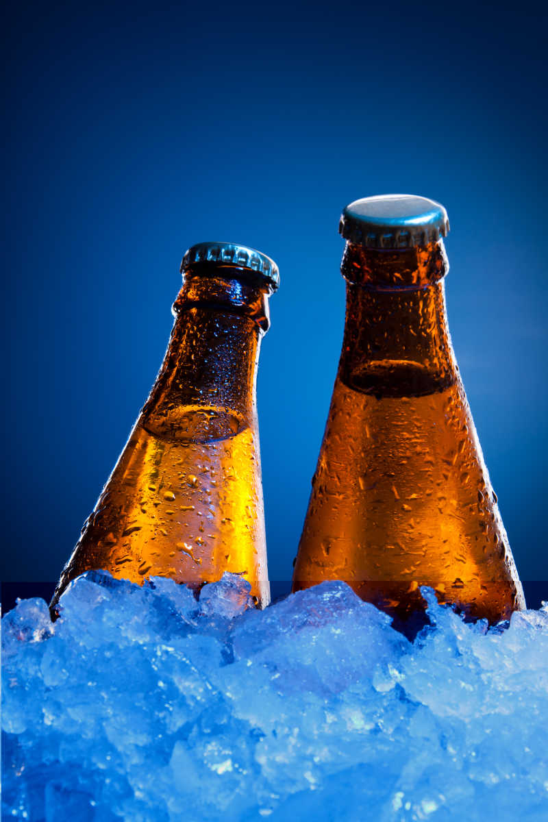 两瓶在冰块里的啤酒