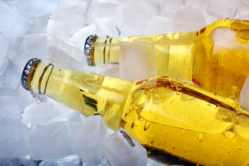 冰块上两瓶黄色的啤酒特写