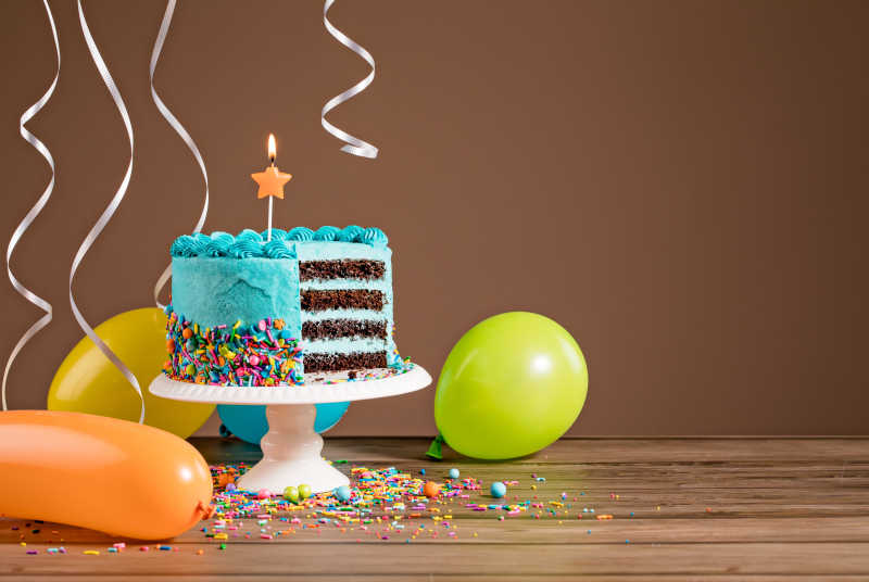 生日蛋糕和气球丝带