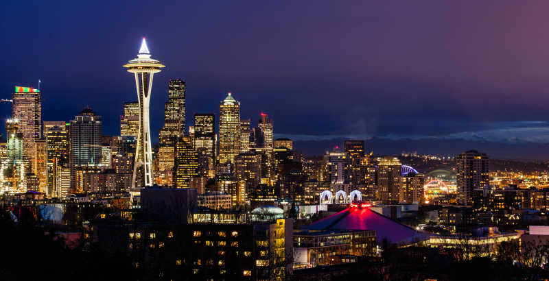 城市建筑夜景下的西雅图天际线