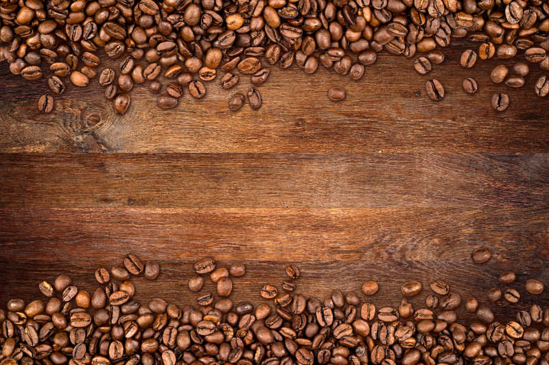 棕色木板上的咖啡豆