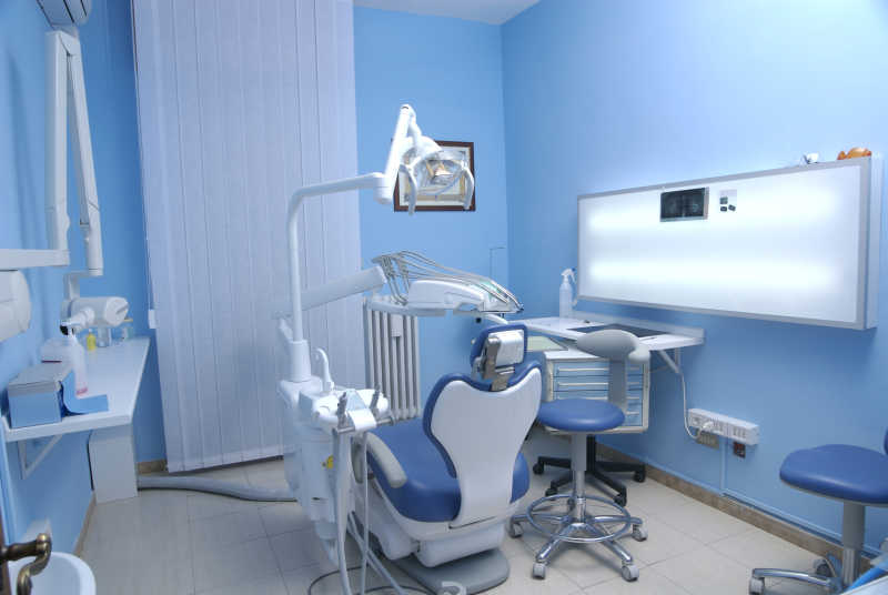 现代牙科诊所内部设备