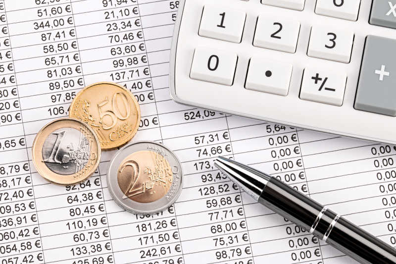 企业数据表上的欧元硬币计算器和笔