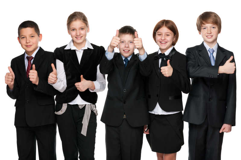 五个快乐的学生竖起大拇指