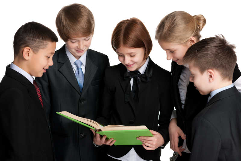 白色背景下的五个自信微笑的学生看一本书