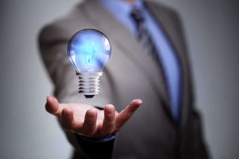 商人与创新想法和灵感的灯泡概念