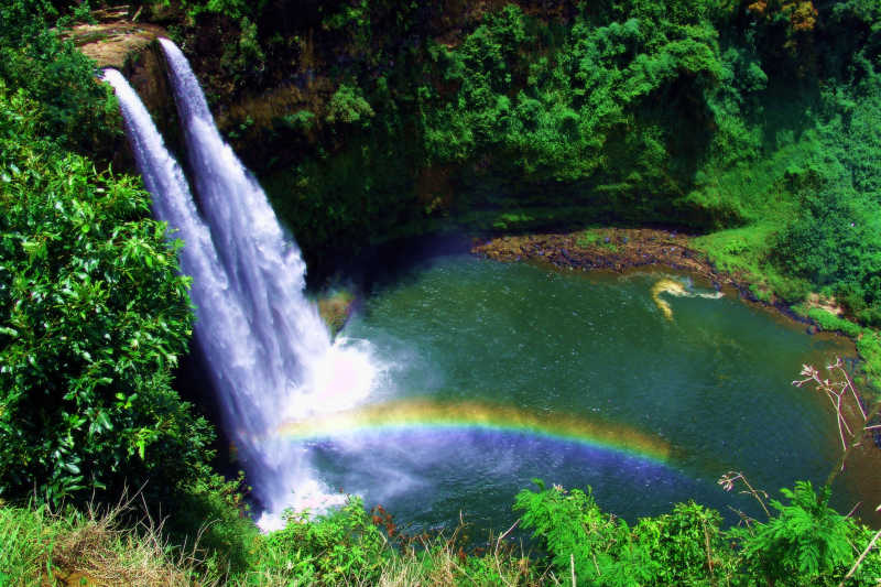 山间落下的双瀑布和彩虹