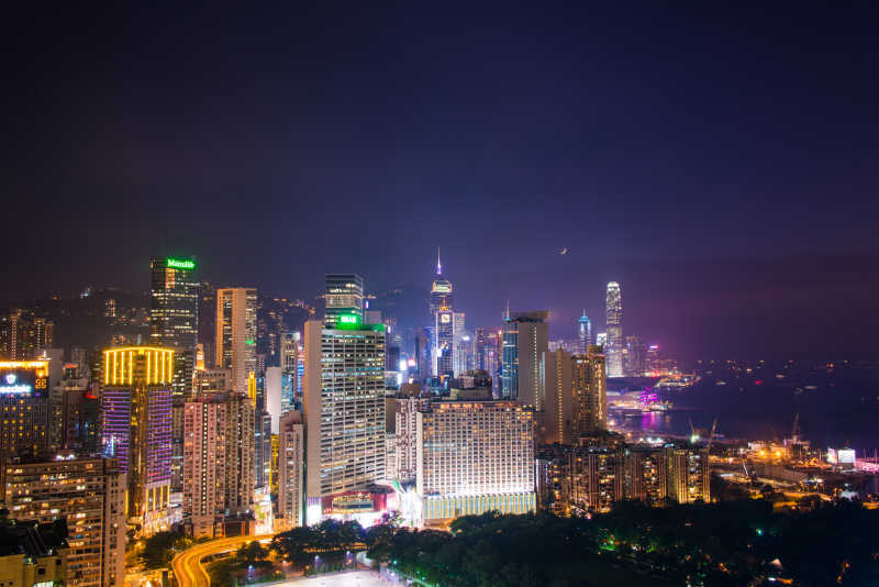 日落下的香港城市建筑灯光