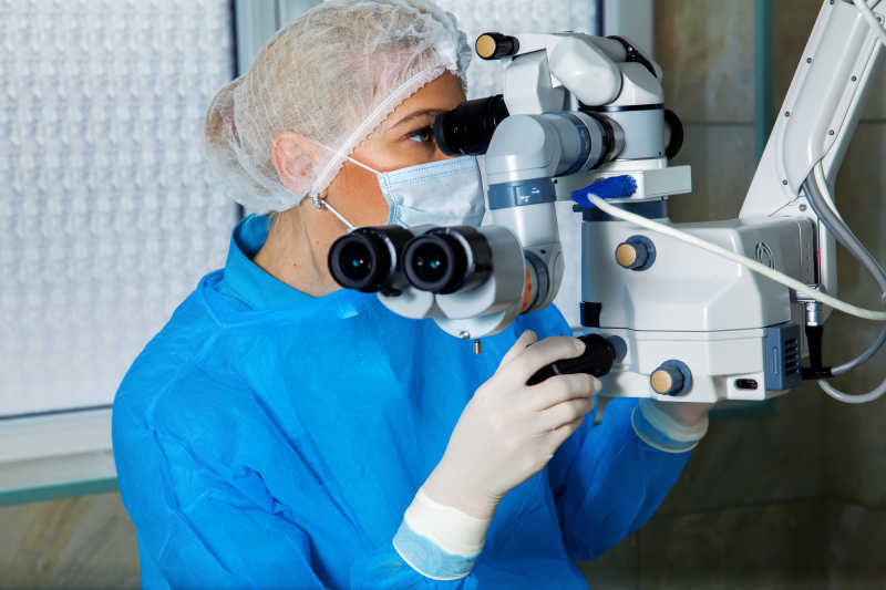 女性外科医生进行激光视力矫正