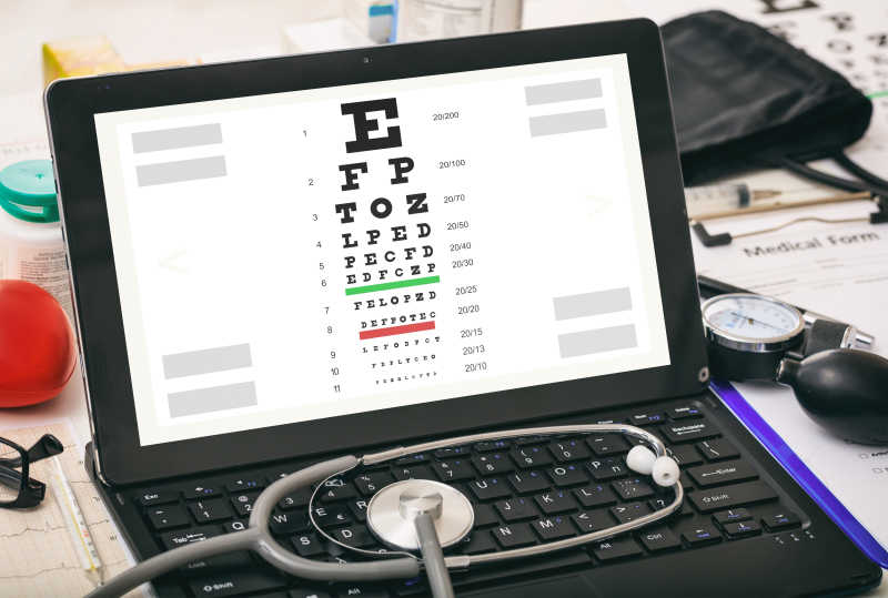 医生的电脑屏幕上的视力测试表