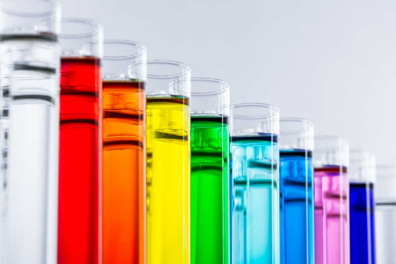 在试管中的不同颜色的化学液体