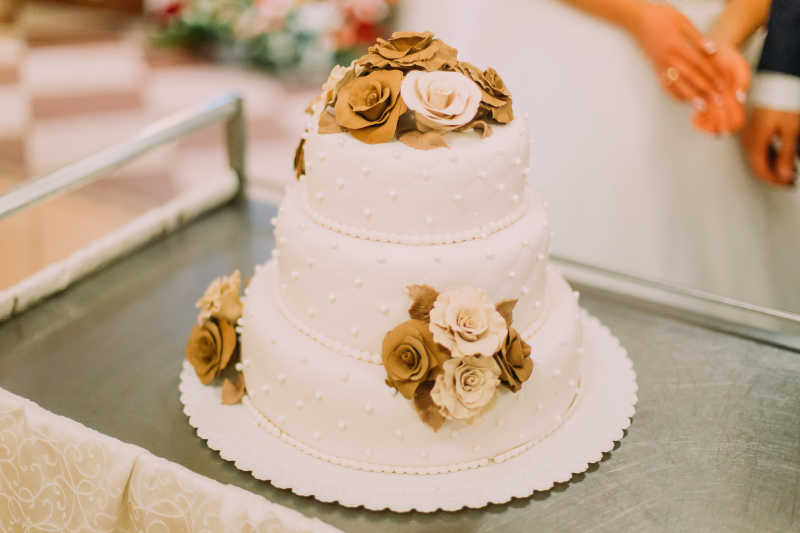 美丽浪漫的白色结婚蛋糕