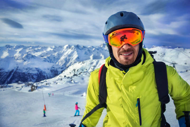 冬日山滑雪者肖像特写