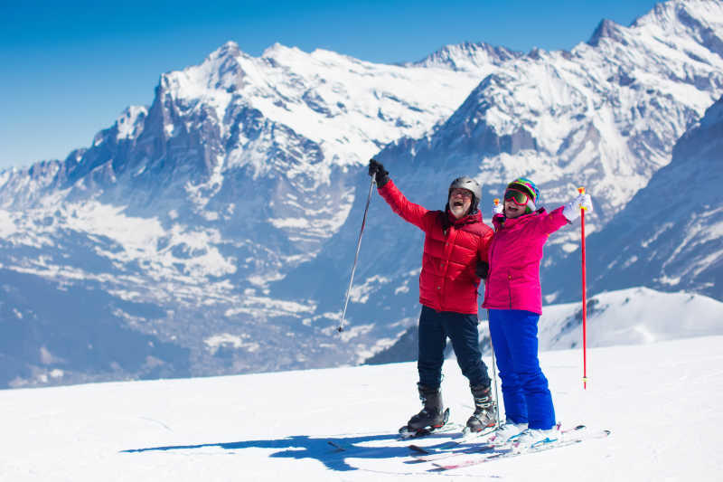 成熟的夫妇冬季在山上滑雪