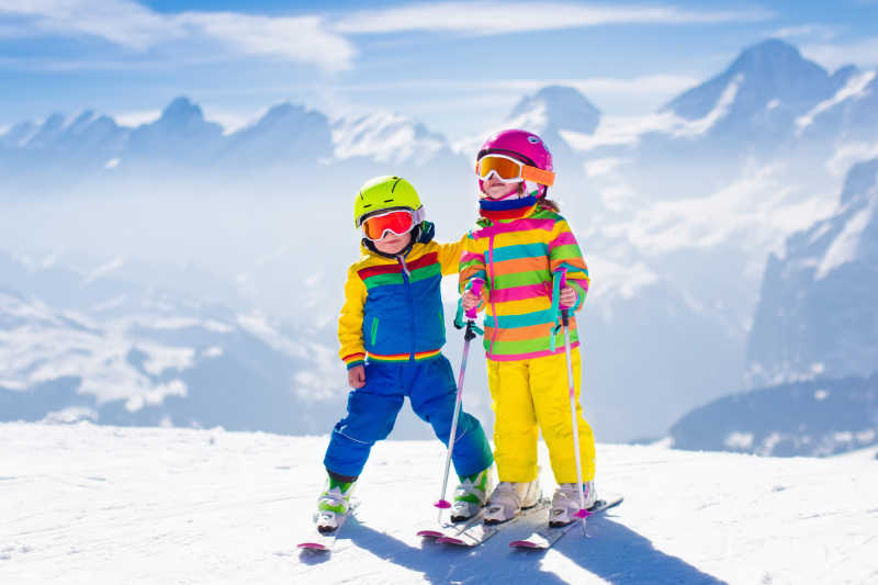 两个在在山里滑雪的孩子们