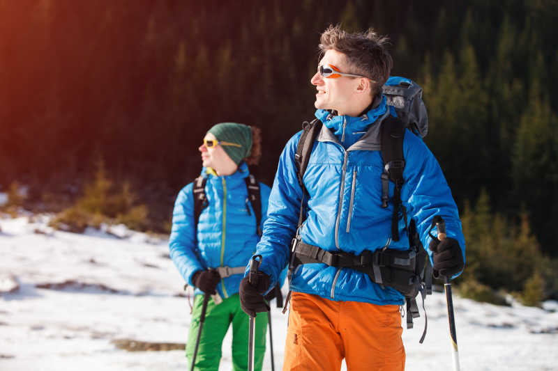 冬日山上的两个徒步旅行者