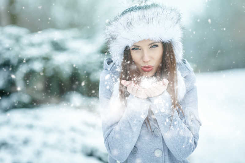 下雪天年轻人在外面玩雪特写