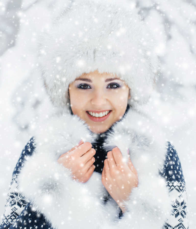 雪地上的冬天戴着帽子的女人肖像