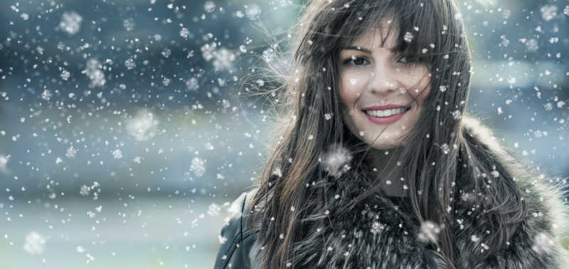 冬日雪中美丽的少女