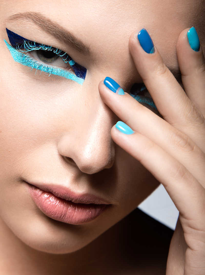 创意时尚彩妆和蓝色的指甲睫毛膏黑色的眼影