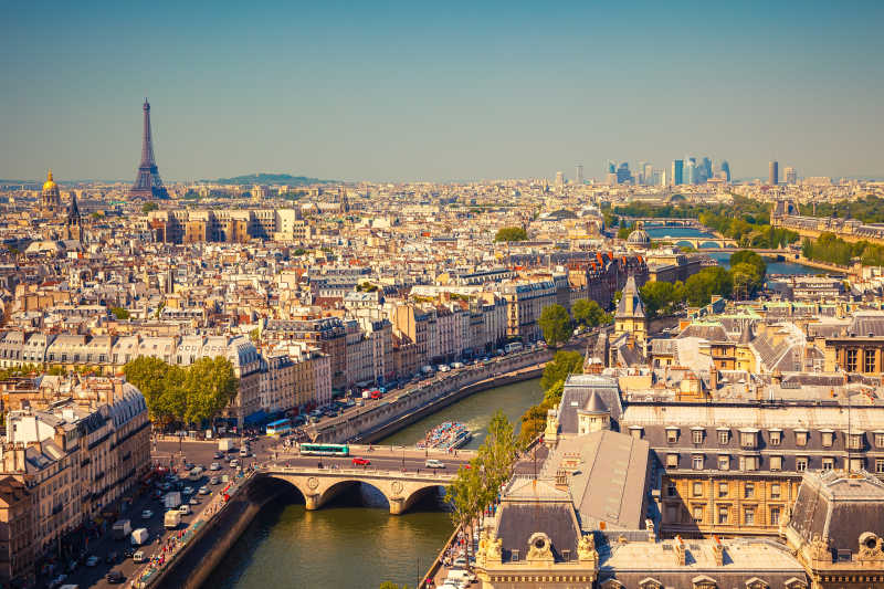 巴黎埃菲尔铁塔远景