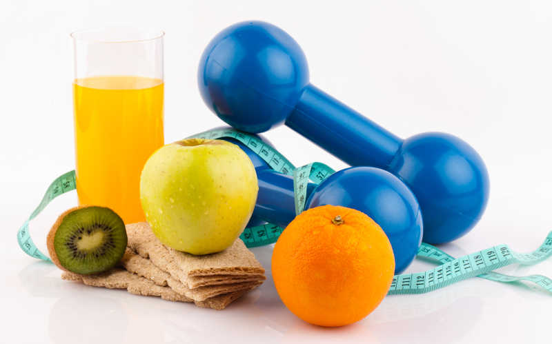 蓝色的健身器材和健康水果
