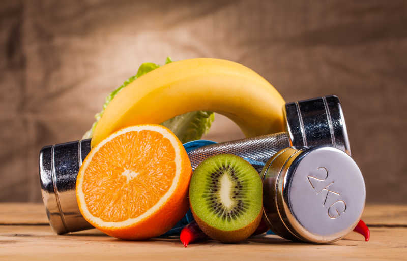 健身器材和健康的食物水果