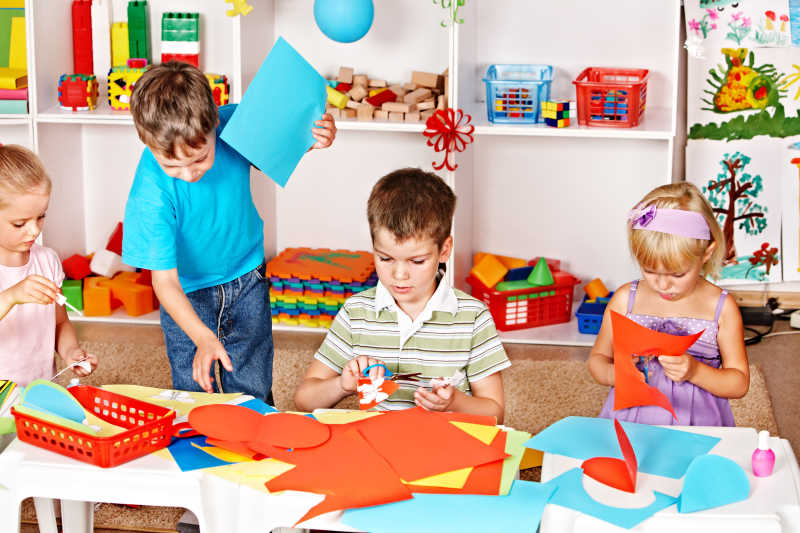 幼儿园学龄前儿童在教室剪纸