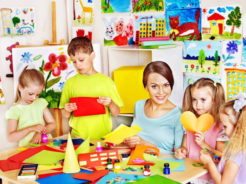 儿童在学龄前在幼儿园学习剪纸