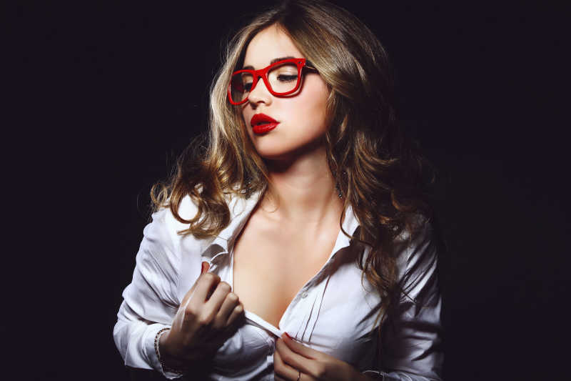 红色眼镜的性感女秘书的肖像