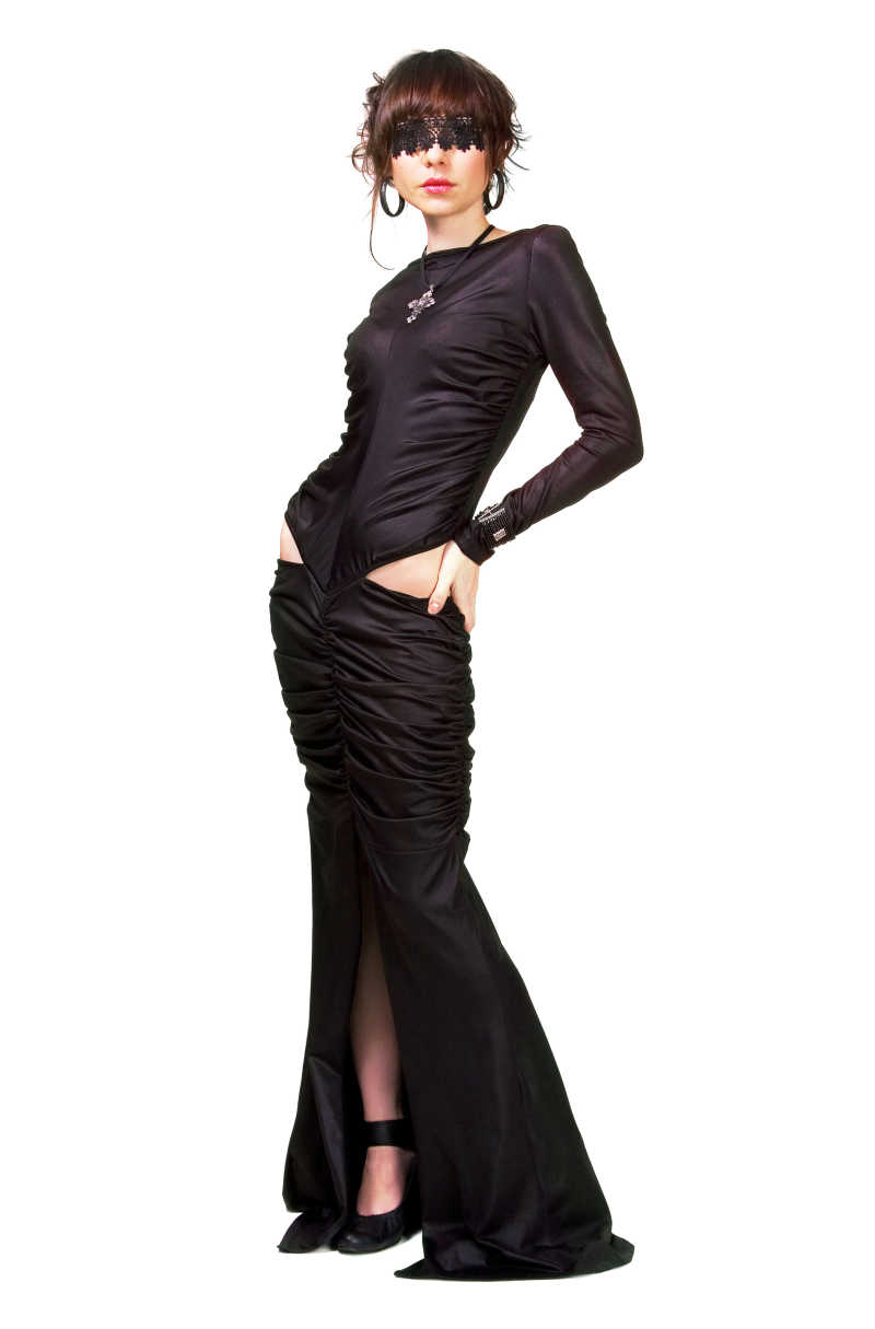 美丽优雅的女性穿着长长的黑色礼服