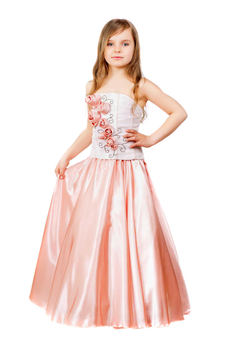 白色背景上穿着粉色丝绸礼服的小女孩